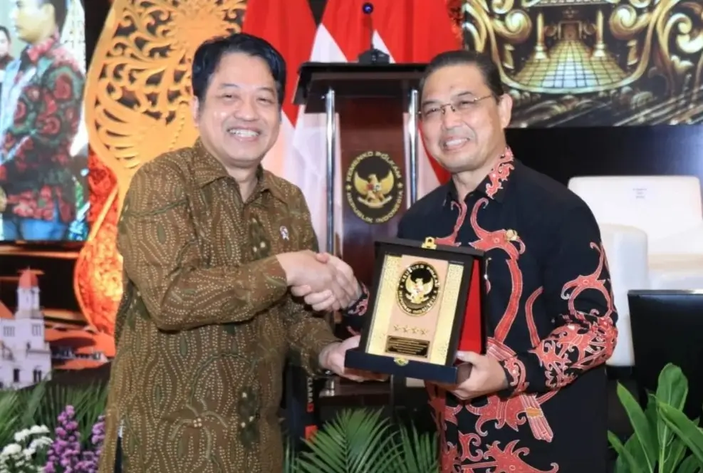Gubernur Kalbar Ria Norsan menerima penghargaan Indeks Demokrasi Indonesia 2025 di Semarang, (21/5/2026).