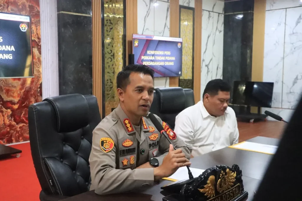 Kapolresta Pontianak Endang Tri Purwanto saat memberikan keterangan dalam konferensi pers terkait penangkapan tersangka kasus TPPO.