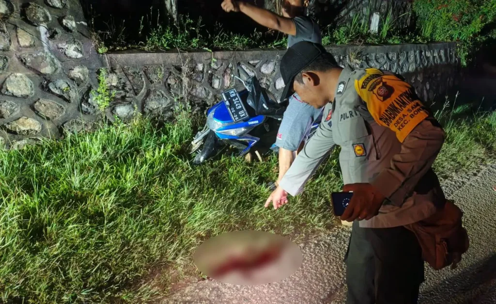 Petugas kepolisian melakukan olah TKP insiden maut di Jalan Bodok–Bonti, Kabupaten Sanggau.