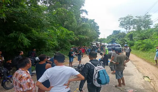 TKP kecelakaan truk dan dua motor di Jalan Sekadau-Sanggau.