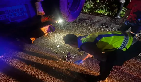 Petugas Satlantas Polres Sekadau melakukan olah TKP kecelakaan maut di Jalan Raya Sekadau-Sanggau.