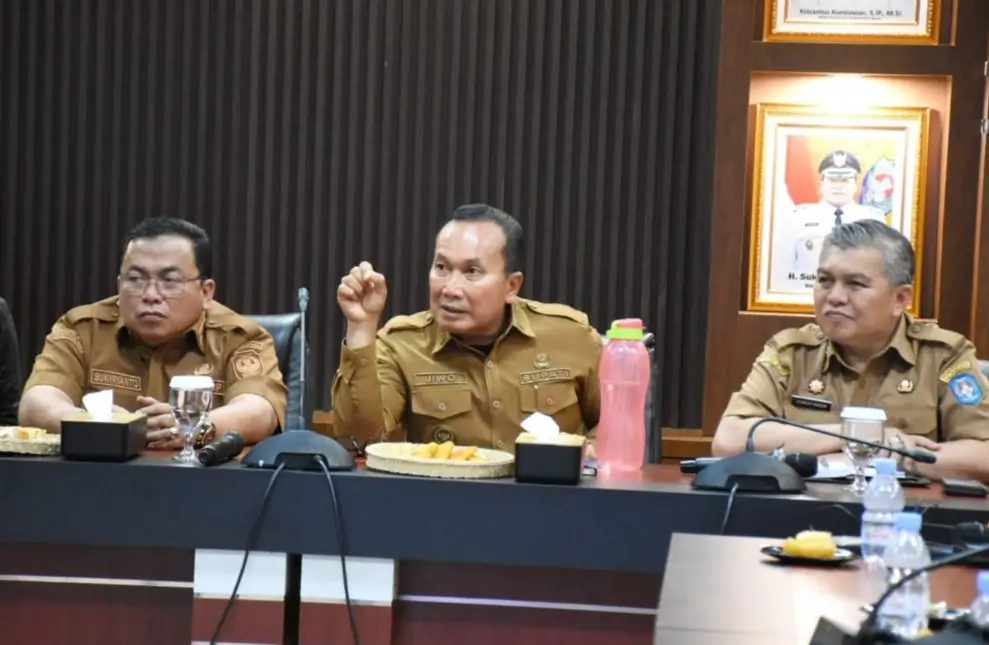 Bupati Kubu Raya Sujiwo memimpin rapat penanganan krisis solar, (18/5/2026).