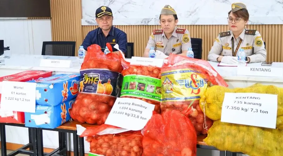 Petugas Karantina Kalbar dan Polda Kalbar menunjukkan barang bukti bawang dan kentang ilegal impor di Pontianak.