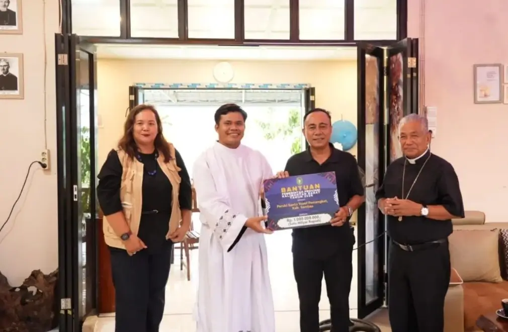 Wakil Gubernur Kalimantan Barat Krisantus Kurniawan menyerahkan bantuan hibah Rp1 miliar untuk pembangunan aula Paroki Pemangkat di Kabupaten Sambas.