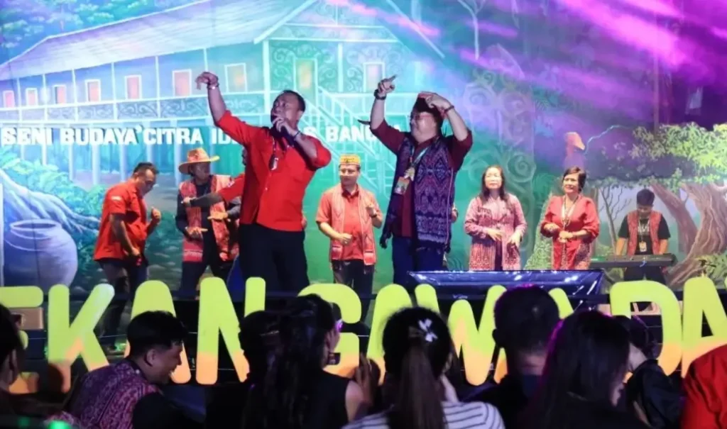Wakil Gubernur Kalbar Krisantus Kurniawan saat menghadiri Grand Final Bujang Dara Gawai Kalbar 2026 di Rumah Radakng Pontianak.