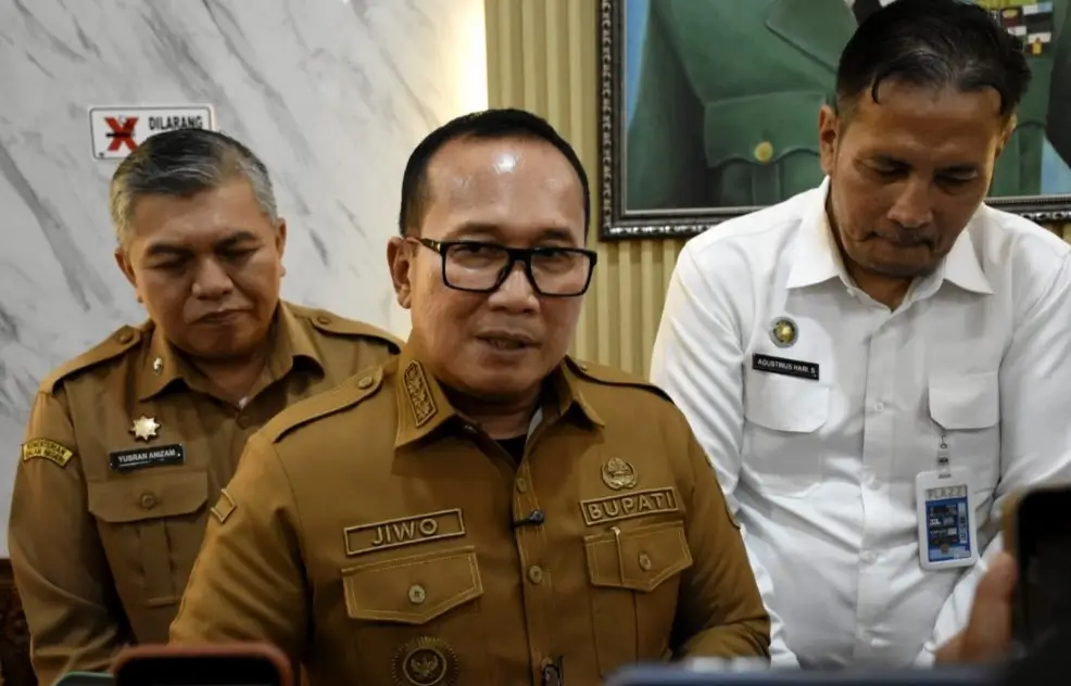Bupati Kubu Raya Sujiwo usai memimpin rapat pengawasan program Makan Bergizi Gratis (MBG) bersama jajaran pemerintah daerah untuk memastikan target zero keracunan.