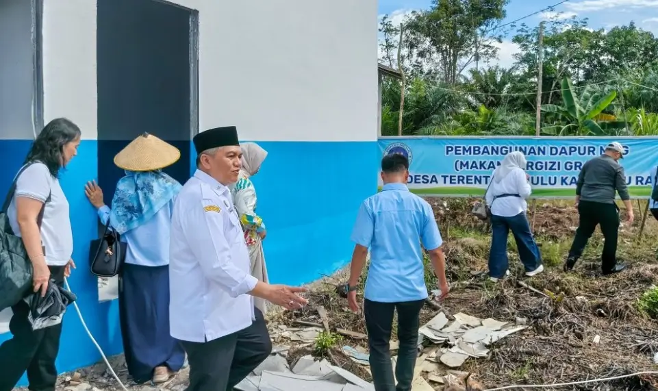 Sekda Kubu Raya Yusran Anizam meninjau pembangunan dapur program Makan Bergizi Gratis di Kecamatan Terentang.