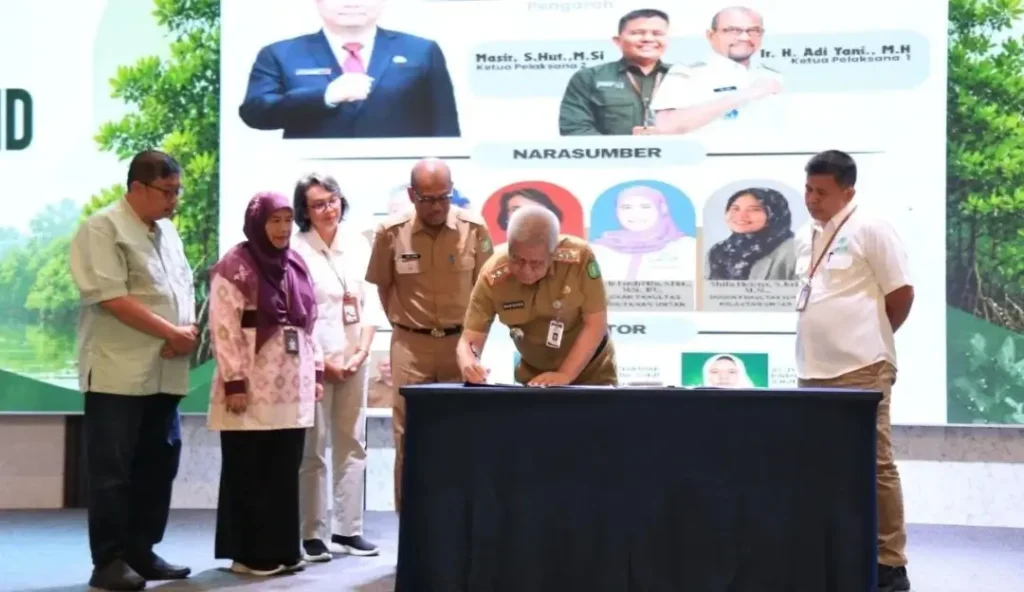 Sekda Kalbar Harisson menandatangani SK dan Rencana Aksi KKMD 2026 di Pontianak.