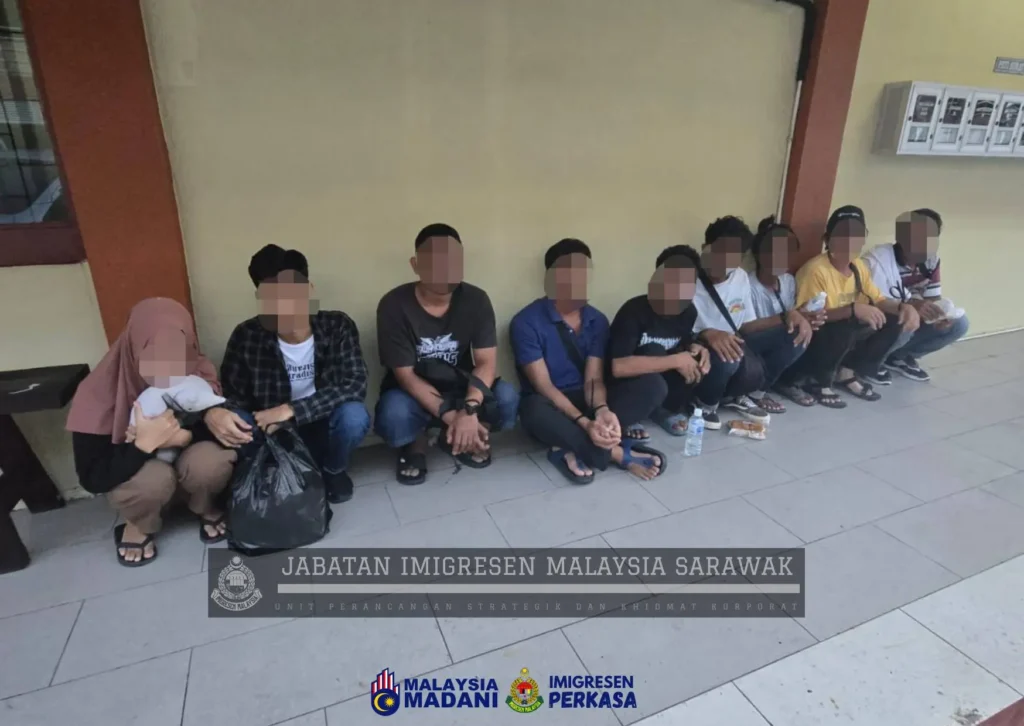 Petugas Imigrasi Malaysia melakukan operasi penertiban pendatang asing tanpa izin di Sibu dan Selangau, Sarawak, yang menjaring 80 WNI.