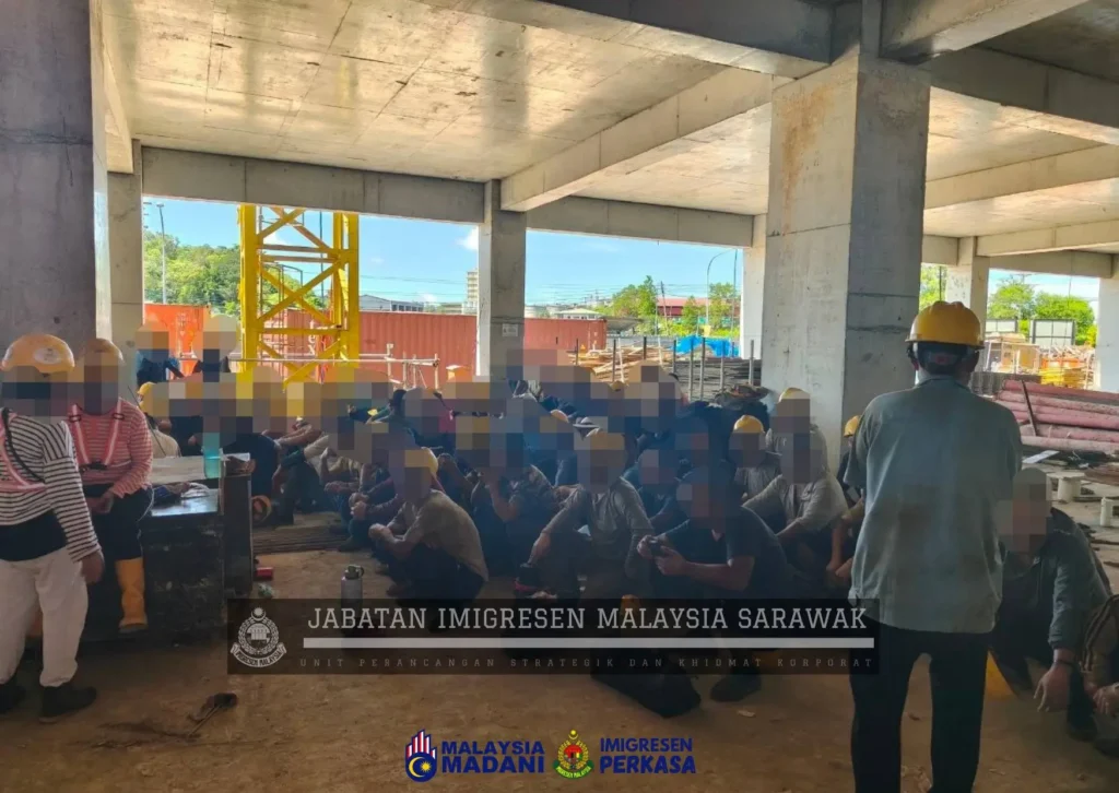 Petugas Imigrasi Malaysia saat melakukan operasi penertiban pekerja asing di kawasan Bintulu Sarawak.