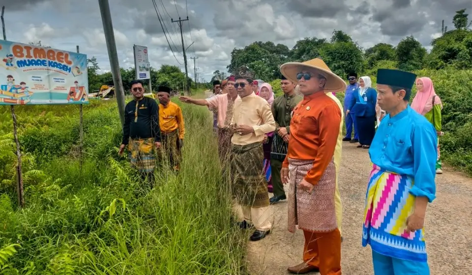 Bupati Kubu Raya Sujiwo meninjau lahan rencana pembangunan Gedung PGRI di Desa Limbung.