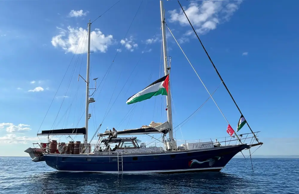 Kapal Global Sumud Flotilla yang membawa bantuan kemanusiaan menuju Jalur Gaza sebelum dicegat militer Israel di Laut Mediterania.