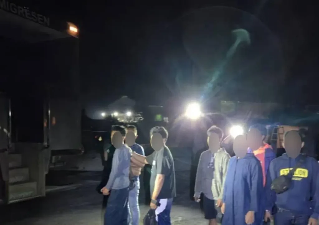 Petugas Imigrasi Malaysia melakukan razia pekerja asing ilegal di kawasan proyek Kuching, Sarawak.