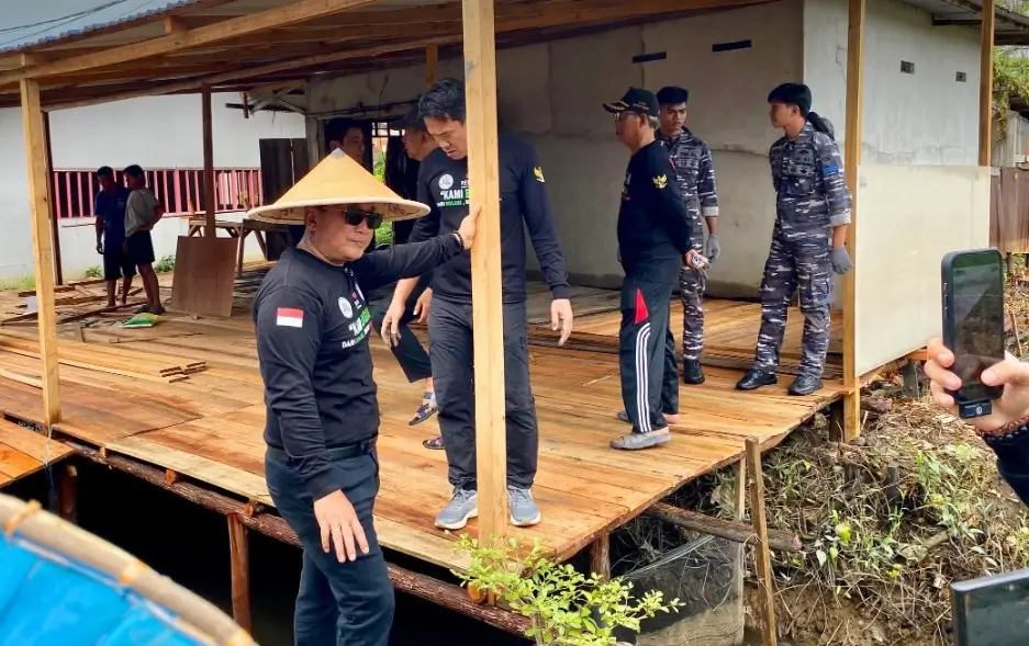 Bupati Kubu Raya Sujiwo saat memimpin aksi bersih-bersih di Pasar Sungai Kakap (2/5/2026).