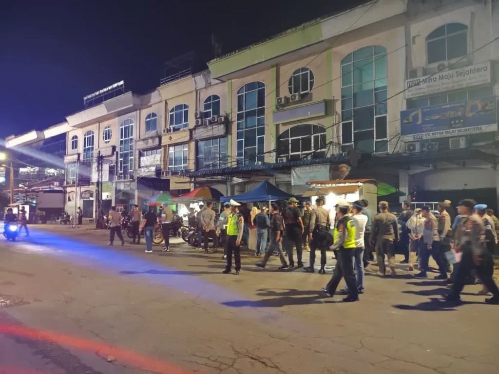 Tim gabungan Polresta Pontianak dan Pemkot Pontianak melakukan sidak di sejumlah kafe kawasan Ambalat Pontianak Selatan.