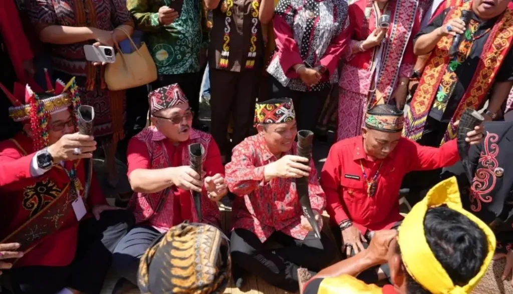Gubernur Kalimantan Barat Ria Norsan saat membuka Pekan Gawai Dayak ke-40 di Rumah Radakng, Pontianak.