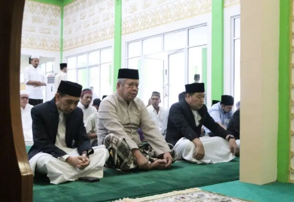 Sekda Kalbar Harisson melaksanakan Salat Iduladha 1447 H bersama ASN di Masjid An Na’im Pontianak.