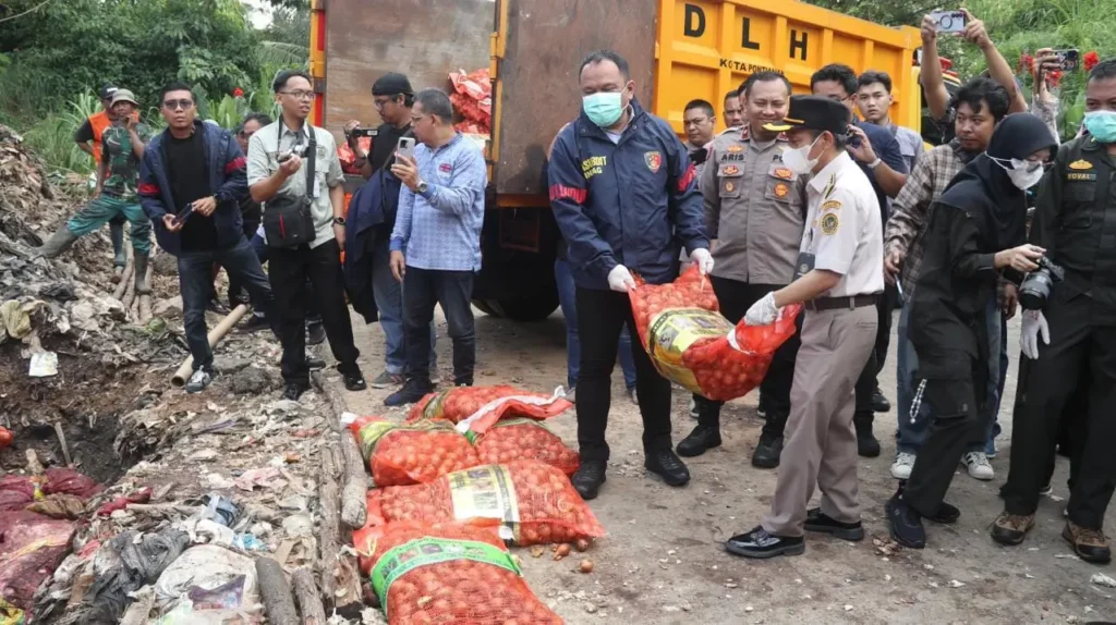 Petugas gabungan memusnahkan belasan ton bawang ilegal asal Malaysia di Pontianak dalam operasi penegakan hukum perdagangan gelap.