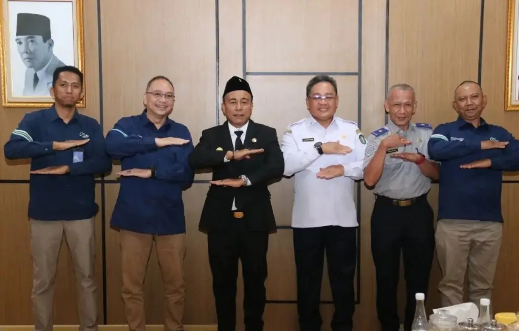 Wakil Gubernur Kalbar Krisantus Kurniawan menerima kunjungan GM PT ASDP Cabang Pontianak di ruang kerjanya.