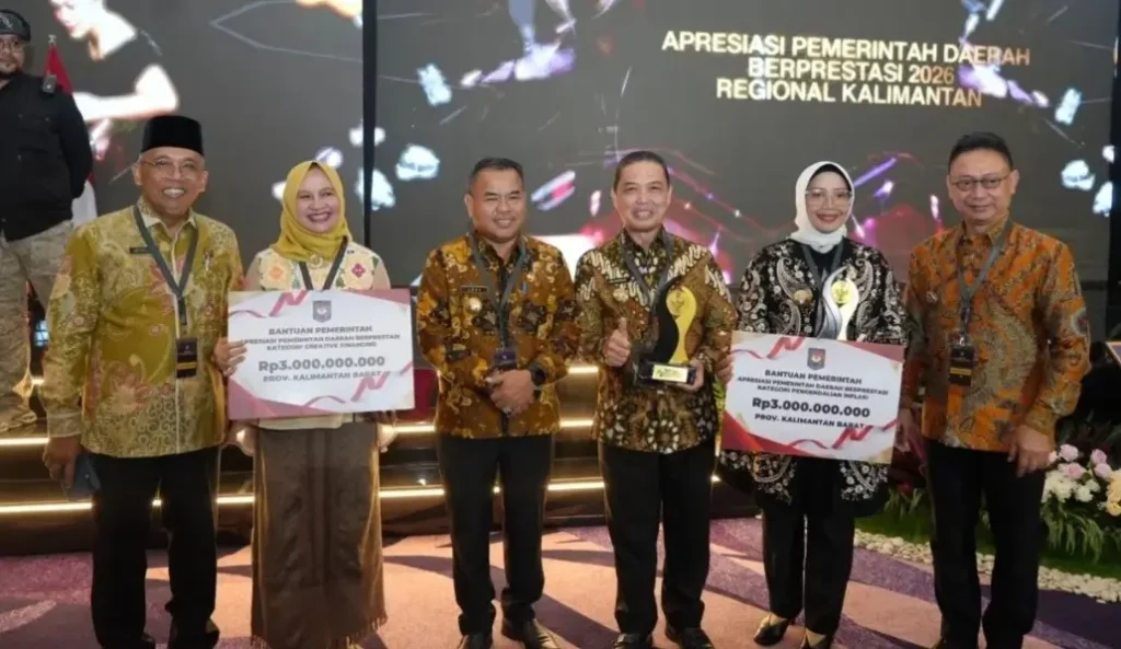 Gubernur Kalbar Ria Norsan menerima penghargaan Kemendagri di Balikpapan.