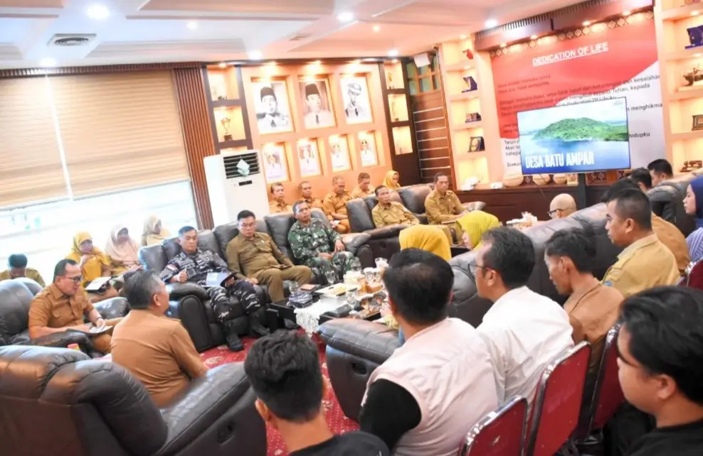 Bupati Kubu Raya Sujiwo menyampaikan penghentian aktivitas arang bakau di Batu Ampar demi menjaga ekosistem mangrove.