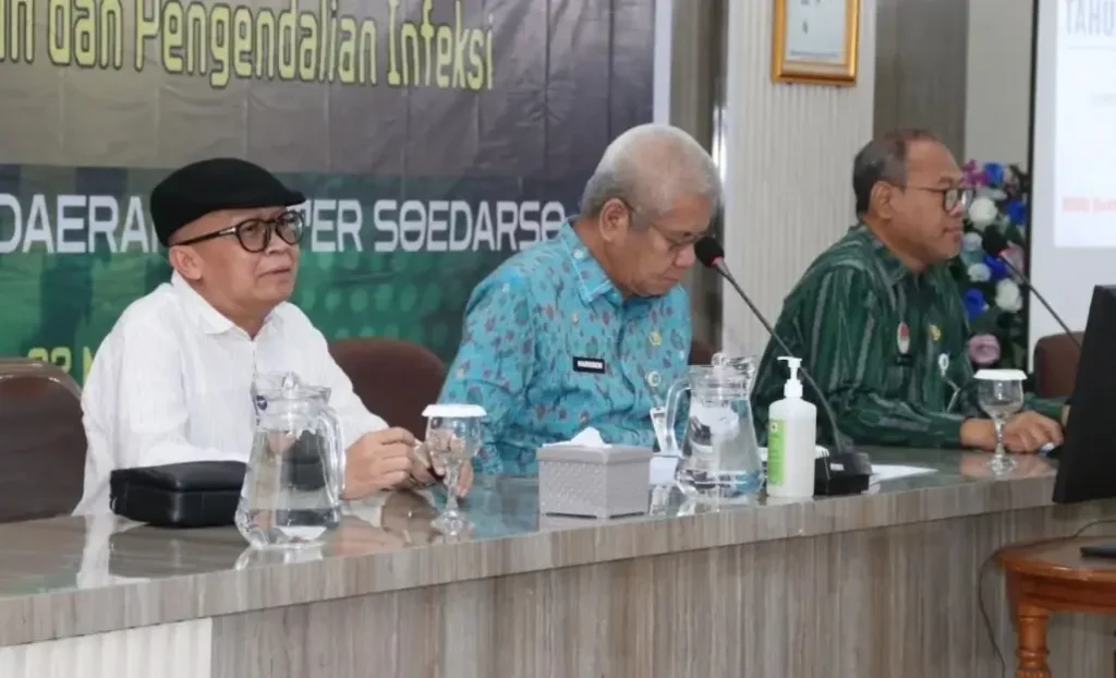 Sekda Kalimantan Barat Harisson saat menghadiri evaluasi Program PMKP di RSUD dr Soedarso Pontianak.