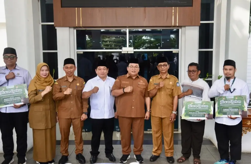 Wabup Kubu Raya Sukiryanto menyerahkan sapi kurban Presiden Prabowo Subianto di halaman Kantor Bupati Kubu Raya.