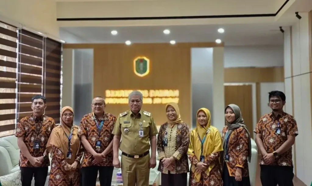 Sekda Kalbar Harisson menerima audiensi Kepala BKKBN Kalbar membahas peta jalan kependudukan dan Program MBG di Pontianak.