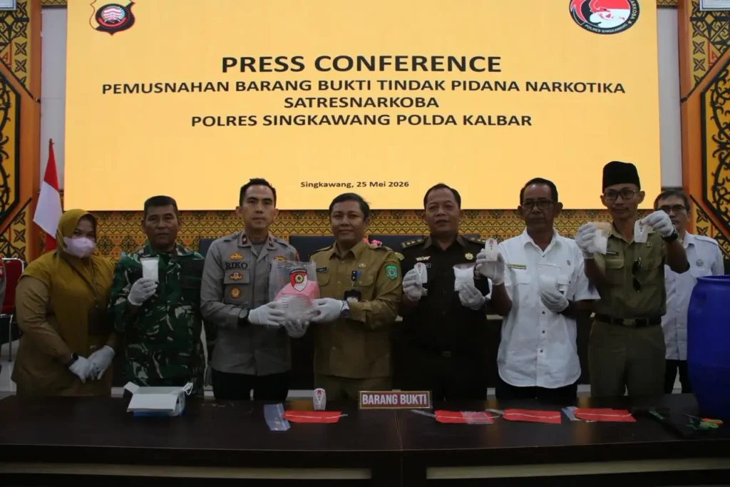 Petugas Polres Singkawang memusnahkan barang bukti sabu seberat 1,4 kilogram hasil pengungkapan kasus narkoba Mei 2026.