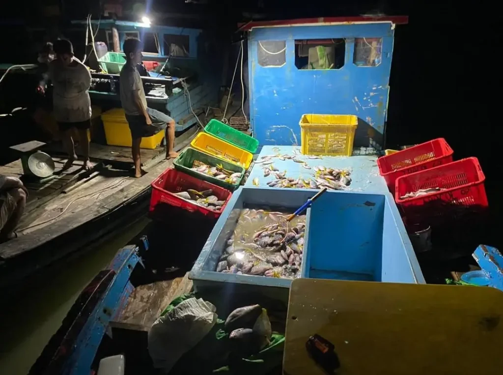 Petugas Satrol Kodaeral XII mengamankan KM Muhammad Iman beserta 1 ton hasil laut di Dermaga Perikanan Sedau, Singkawang Selatan.