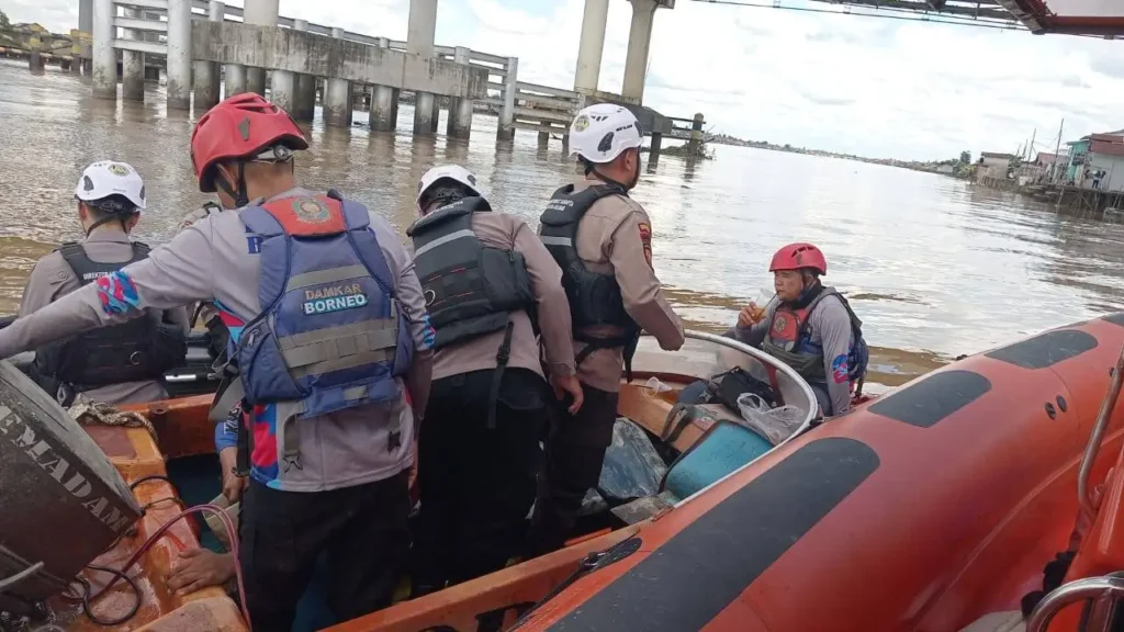 Tim SAR gabungan saat melakukan pencarian pria yang terjun ke Sungai Kapuas di kawasan Dermaga Seng Hie Pontianak.