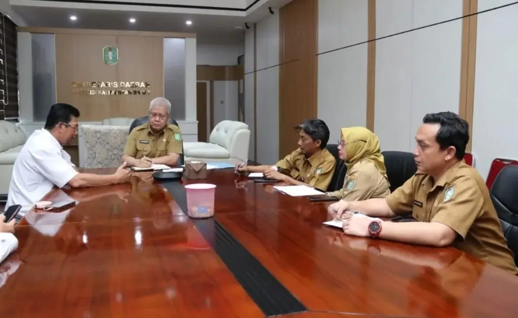 Sekda Kalbar Harisson saat menerima audiensi DPD REI Kalbar terkait percepatan Program Strategis Nasional 3 Juta Rumah di Kantor Gubernur Kalbar.
