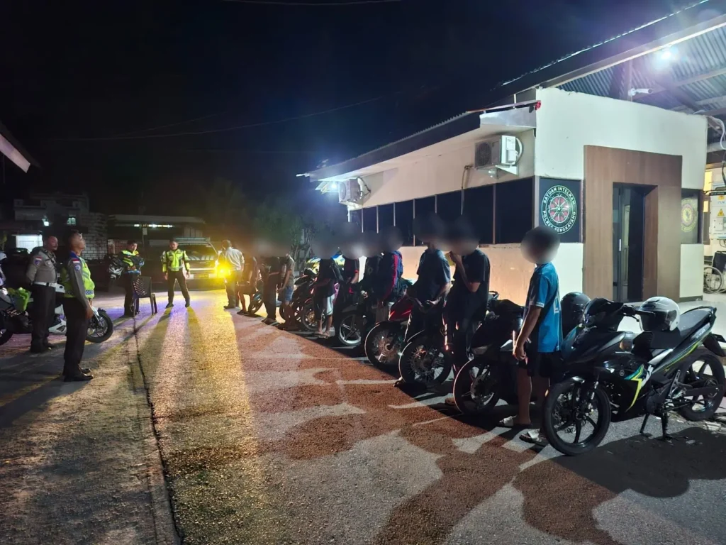 Satlantas Polres Bengkayang menertibkan motor berknalpot brong dalam operasi balap liar di Kota Bengkayang.