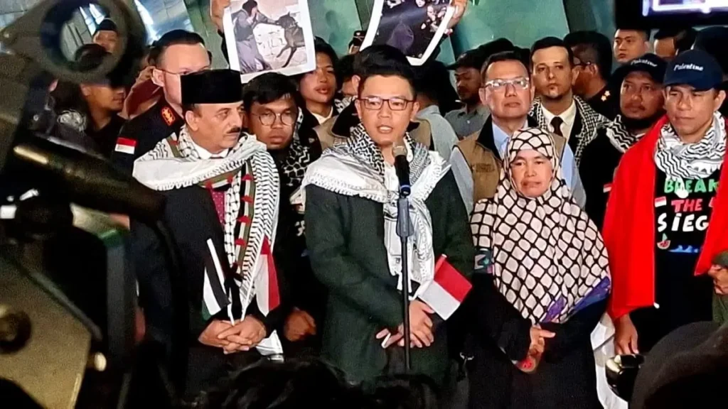 Menlu RI Sugiono menyambut kepulangan sembilan relawan Indonesia usai dibebaskan dari penahanan Israel di Bandara Soekarno-Hatta.