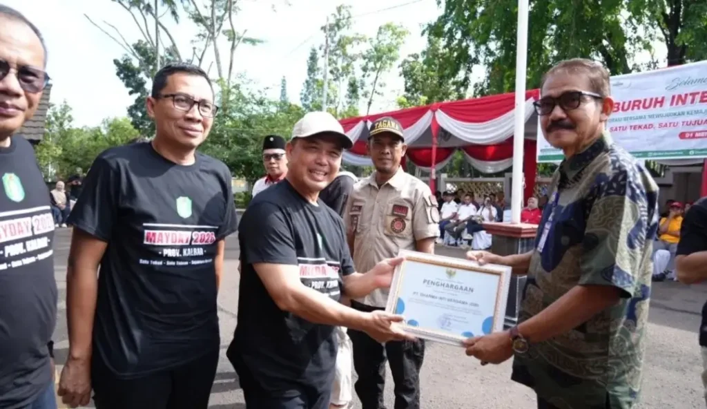 Gubernur Ria Norsan saat kunjungan ke Disnakertrans Kalbar pada May Day 2026 membahas perlindungan buruh.