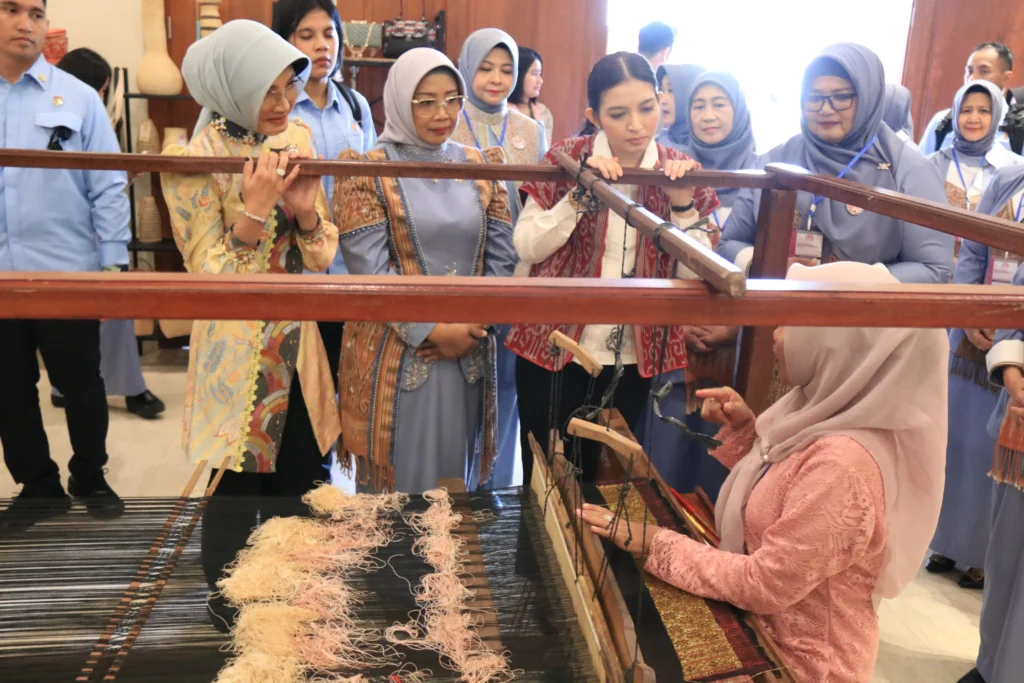 Selvi Gibran Rakabuming meninjau produk kerajinan dan UMKM lokal saat kunjungan kerja di Dekranasda Kalbar Pontianak.