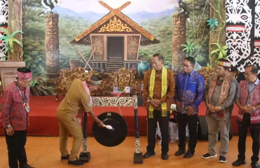 Wakil Gubernur Kalbar Krisantus Kurniawan membuka Seminar Nasional Pekan Gawai Dayak ke-40 di Rumah Radakng Pontianak, (19/5/2026).