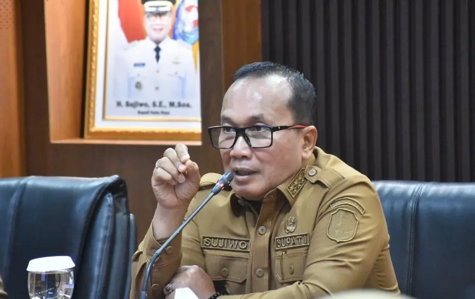 Bupati Kubu Raya Sujiwo memimpin rapat pembahasan perubahan APBD 2026 di Kantor Bupati Kubu Raya.