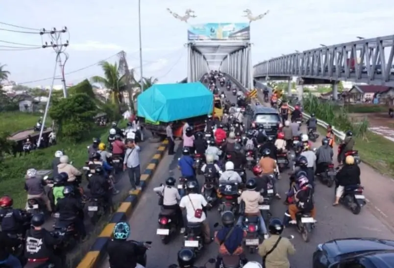 Truk roda enam melintang di Jembatan Kapuas I Pontianak hingga menyebabkan kemacetan panjang pada pagi hari.