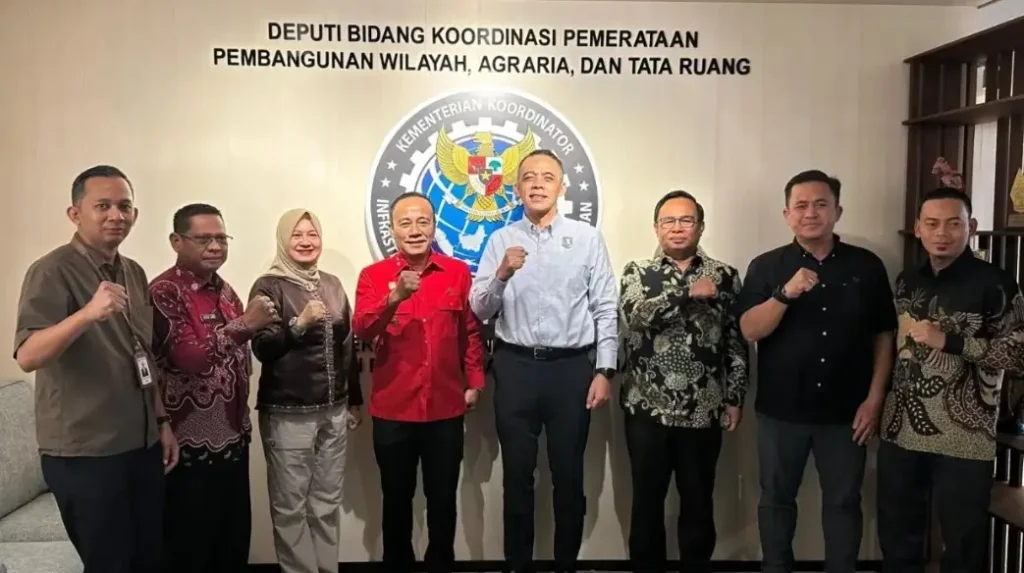 Wakil Gubernur Kalimantan Barat Krisantus Kurniawan saat melakukan kunjungan kerja ke Kementerian Koordinator Infrastruktur di Jakarta.