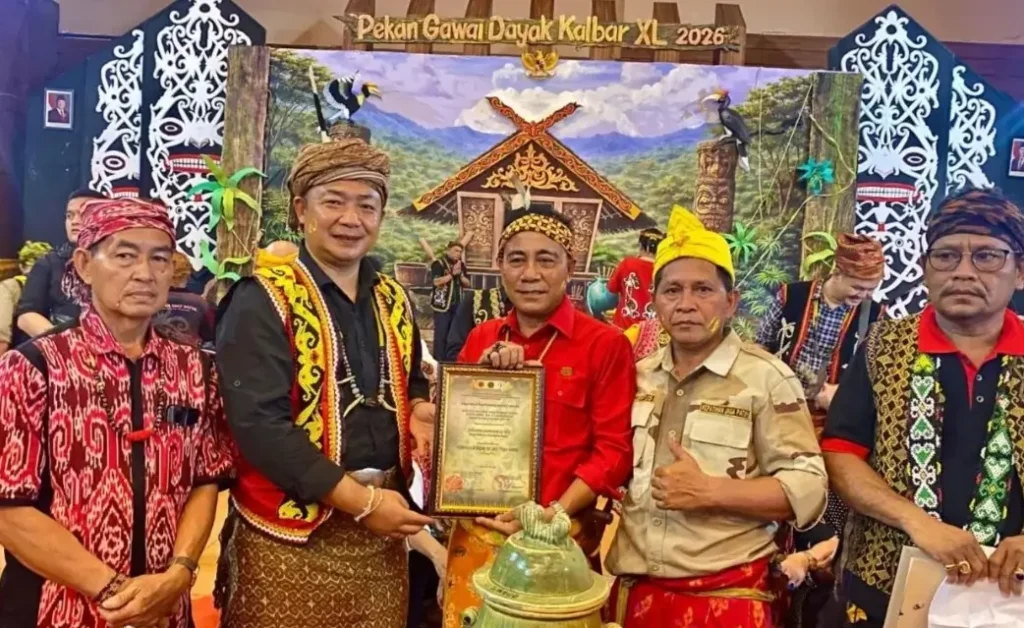 Wagub Kalbar Krisantus Kurniawan menerima gelar adat kehormatan Cendaga Bandar Bicara Tuah Benua di Rumah Radakng Pontianak, (21/5/2026).