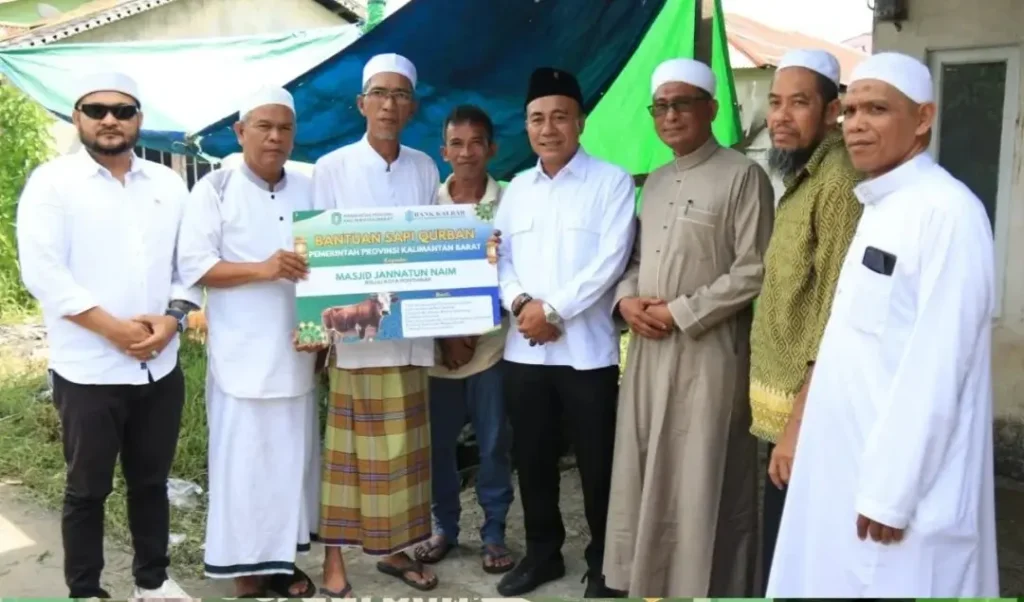 Wagub Kalbar Krisantus Kurniawan menyerahkan bantuan hewan kurban Iduladha 1447 H kepada pengurus masjid.