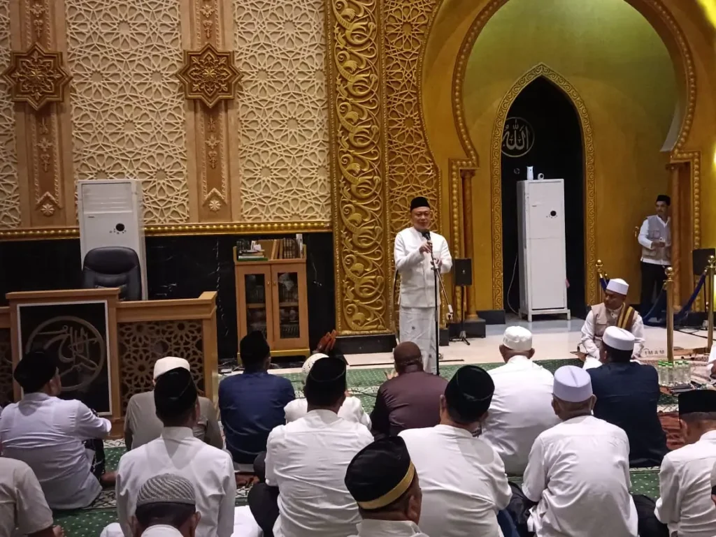 Wali Kota Pontianak Edi Rusdi Kamtono menyampaikan pesan kepada jemaah calon haji Kota Pontianak pada Istigasah Akbar di Masjid Raya Mujahidin.