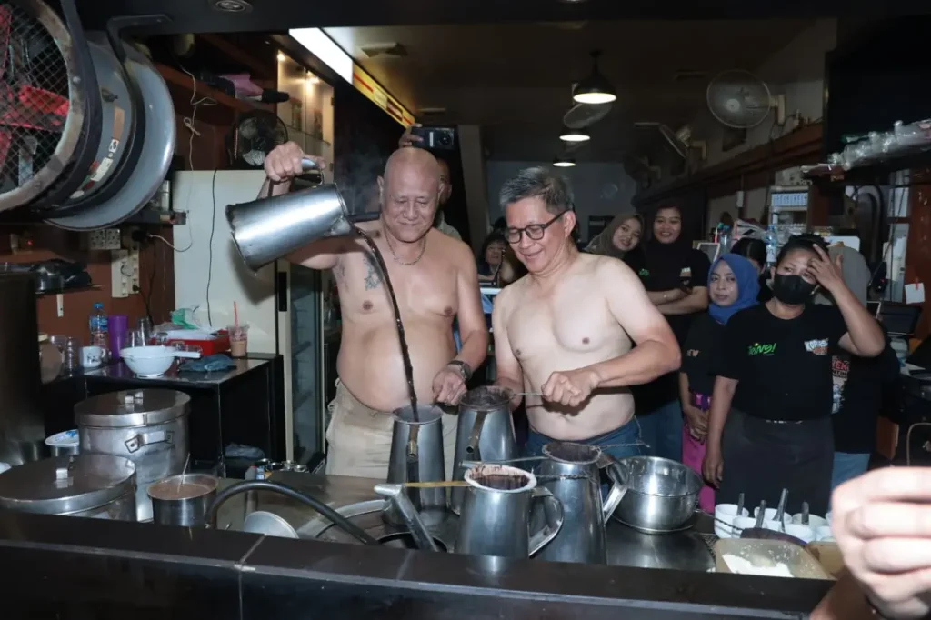 Rocky Gerung lepas baju saat meracik kopi bersama Koh Asiang di Warkop Asiang Pontianak.