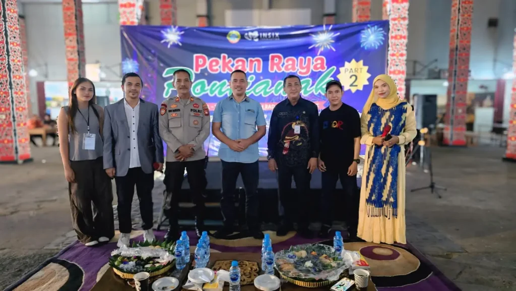 Satarudin saat menghadiri dan meninjau kegiatan Pekan Raya Pontianak (PRP) di Rumah Radakng.