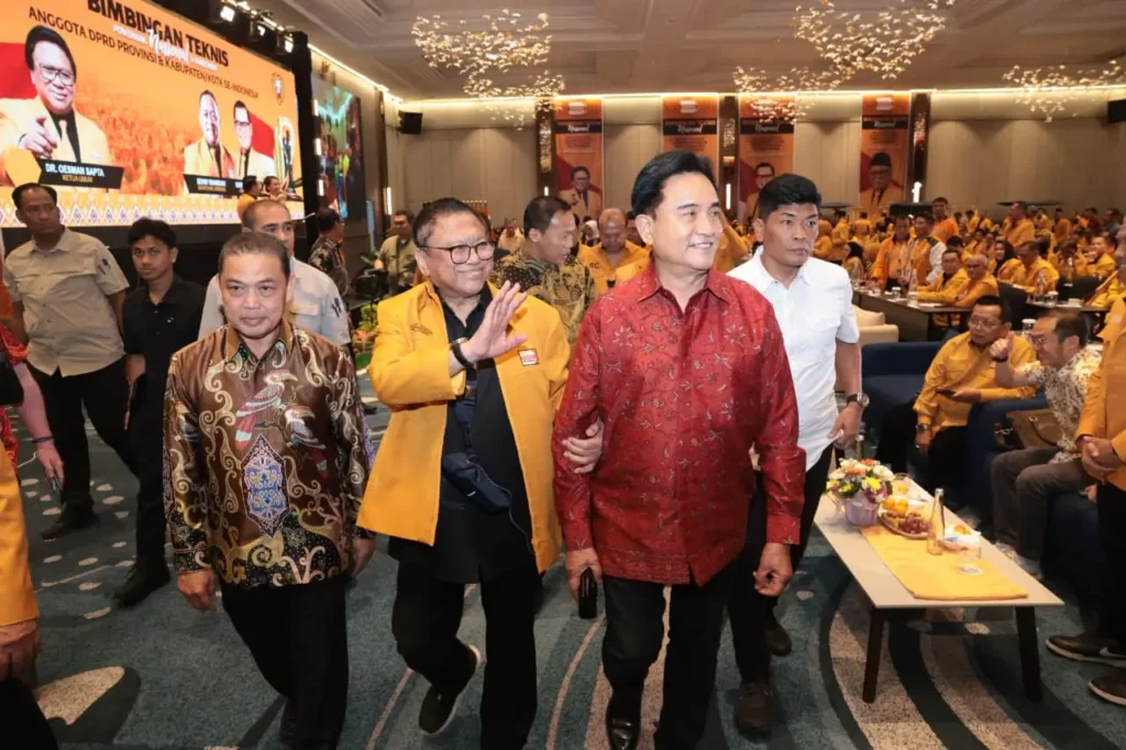 Osman Sapta Odang membuka Bimteknas Hanura di Pontianak bersama Yusril Ihza Mahendra, (1/4/2026).
