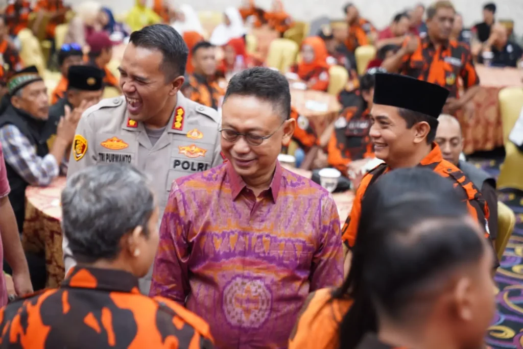 Wali Kota Pontianak Edi Rusdi Kamtono memberikan ucapan selamat kepada pengurus MPC Pemuda Pancasila Kota Pontianak periode 2026-2027 yang baru dilantik.