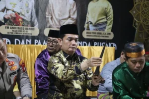 3. Wakil Wali Kota Pontianak Bahasan memegang benda pusaka yang akan menjalan ritual Mattompang.