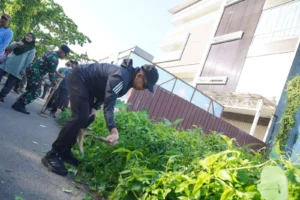 Wali Kota Pontianak Edi Rusdi Kamtono bersama warga membersihkan lingkungan dalam aksi gotong royong di Jalan Budi Karya Pontianak Selatan.
