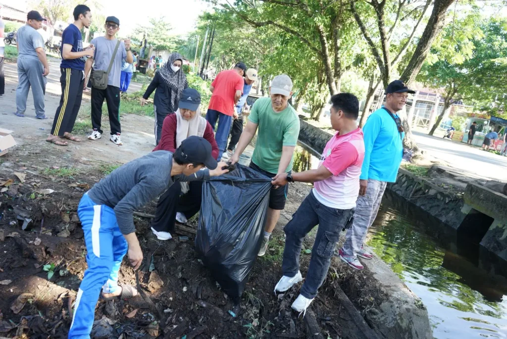 Aksi gotong royong serentak membersihkan lingkungan di enam kecamatan.